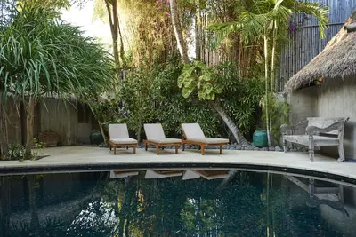 Image de Maison robuste construite avec des pierres noires à Seminyak, vivez un séjour unique!