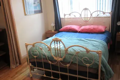 Image de Un très confortable et confortable maison de 3 chambres situé dans un beau quartier de Chico