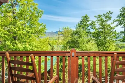 Image de Log Cabin 1br avec bain à remous, Pool Tbl, Arcade, cuir Nouveau, nouveaux appareils!