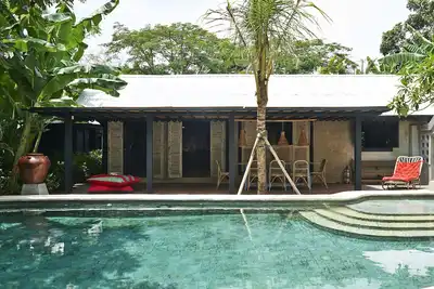 Image de Villa branchée et shabby-chic avec jardins tropicaux, détente Vibe!