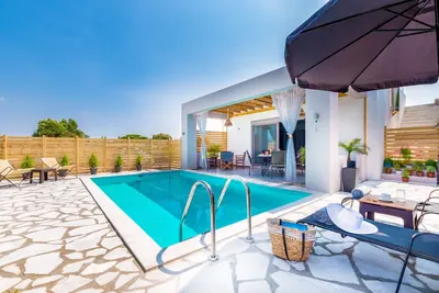 Image de Villa luxueuse en bord de mer avec piscine privée, idéale pour les familles