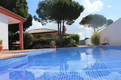 Image de Villa familiale de 3 chambres à coucher avec air conditionné, piscine privée, jardins, parking.