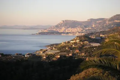 Vue fantastique sur la mer de Monte-Carlo et le long de la Côte