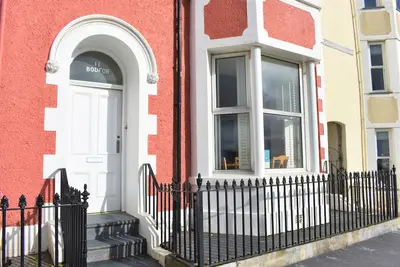 Image de Appartement spacieux de 3 chambres au rez-de-chaussée avec balcon et vue sur la mer