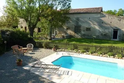 Image de Gîte avec piscine à la campagne