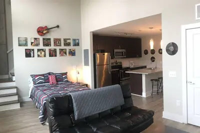 Image de Modern Downtown Nashville Loft!