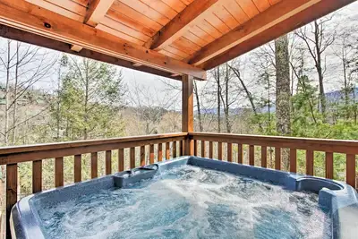 Image de Cabane New-Gatlinburg avec salle de jeux et vues Smoky Mtn