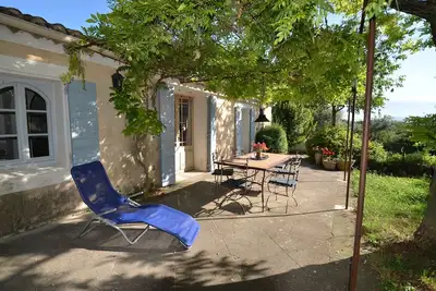 Calme et Espace face au Mont Ventoux avec jardin et piscine privée.