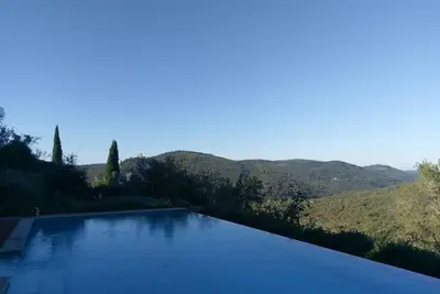 Image de Maison de campagne avec piscine à débordement privée