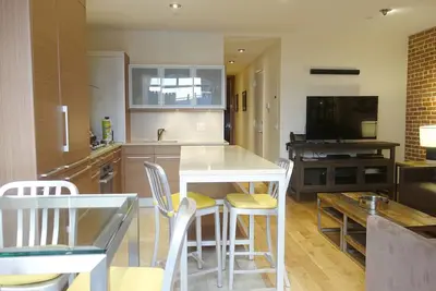 Image de Appartement de luxe 2 chambres 2 salles de bain avec jardin privé et laveuse / sécheuse