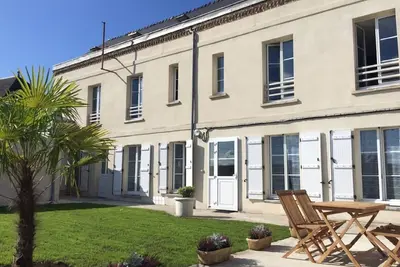 Image de Laon Studio \" Les Bleuets\" de plain pied avec jardin et spa privatif
