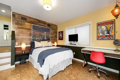 Image de Salle W \/ Steam Mad Valley Spa Suite, Situé au centre Suite privée, Très Walkable