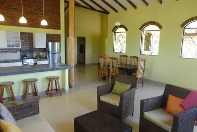 Image de Un élégant 3 chambres / 2 maison de toilettes nouvellement construit. Surfer paradis.