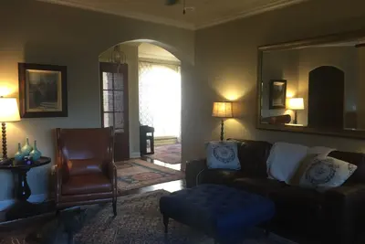 Image de 10 personnes, décorées professionnellement, à 5 minutes de The Grove!