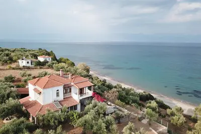 Image de Magnifiquement situé maison de vacances juste au-dessus de la plage, Wifi | Messenia, P