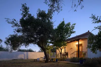 Image de Cottage d'Eleni! À distance de marche de la plage et des commodités, base idéale pour explorer!