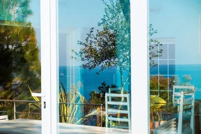 Image de Villa indépendante dans le maquis méditerranéen et surplombant les eaux cristallines de la plage de