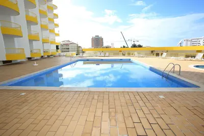Image de 1 chambre appartement avec piscine à Praia da Rocha, vue sur la mer et la piscine