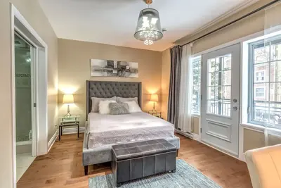 Image de Condo de luxe avec 2 chambres et 2 salles de bain avec stationnement Gratuit