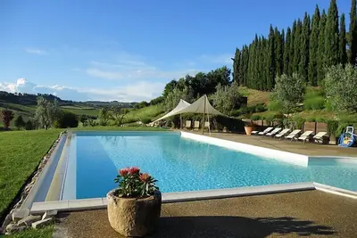 Image de Villa Lionella Grande: Une splendide villa de trois étages entourée de prairies et de collines verdoyantes.