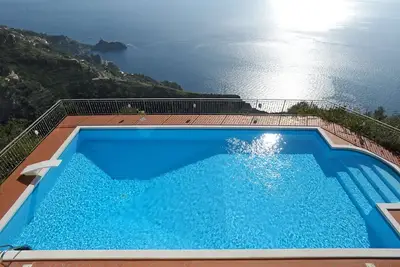 Image de Lovely 6 Bdrm Sleeps 10, Pool, Gardens, Amazing Views emplacement idéal, magasins à proximité