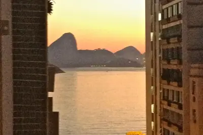 Excellent ajustement; près de Rio de Janeiro; vue latérale de la plage d'Icaraí