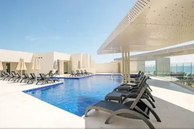 Image de Nouveau condo, un pâté de maisons de la plage dans le meilleur immeuble. Une vue imprenable de la piscine.