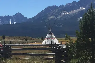 Image de Belle cabine avec vue sur les montagnes en dents de scie