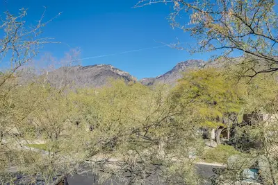 Image de Condo de luxe moderne Foothills avec une vue magnifique sur les montagnes.