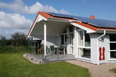 Image de maison de vacances spacieuse et confortablement meublée avec sauna et cheminée