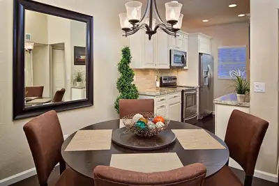 Image de Vente flash, économisez plus maintenant, 3 piscines, bain à remous, centre de remise en forme, emplacement privilégié