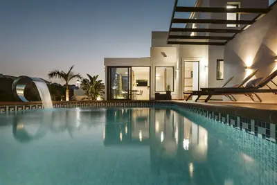 Image de Villa Faro Deluxe. Piscine privée Wifi gratuit. A / C À 500 m de la mer