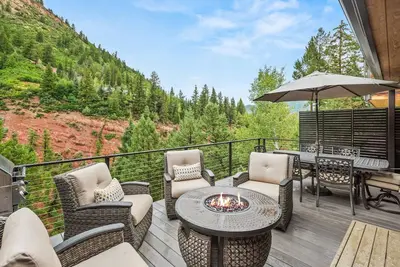 Image de Nouvelle liste! Maison de ville sur plusieurs niveaux à Aspen Highlands Mtn / Porte d'entrée du chemin Maroon Bells. Parking, ponts