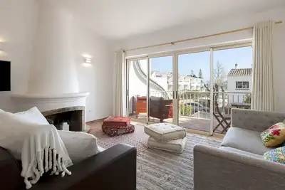 Image de Fontaine d'eau dans le jardin et cuisine rustique en bois. La lumière naturelle.