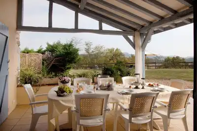 Image de maison confort piscine, idéalement située entre Béarn et Pays Basque