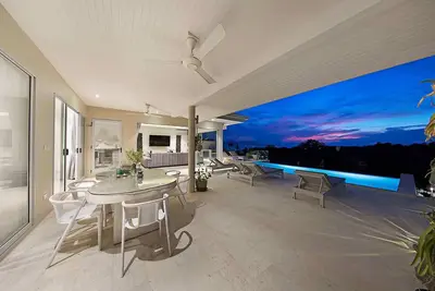 Image de 3bdr Luxury Villa for 8 ppl, 5min walk to Beach, Private Infinity Pool, Sea-View
