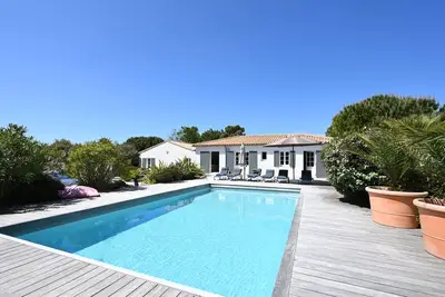 Image de Villa de Standing au Calme - 14p- Piscine-Jardin Clos- 100m de la mer- île de Ré