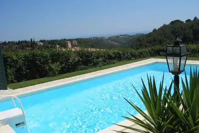 Image de Réussir vos vacances dans un bel appartement meublé avec la mer à l'horizon.