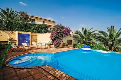 Image de Villa avec piscine, jardin et vue sur la mer