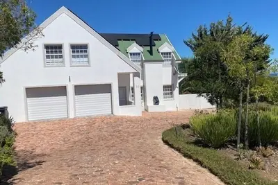 Image de Maison dans Security Estate surplombant la montagne de la Table, Helderberg et False Bay