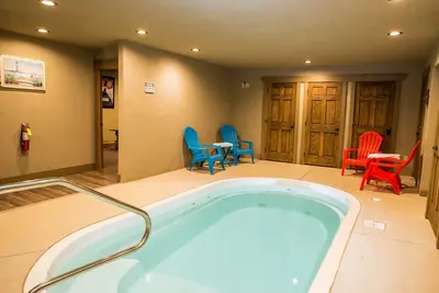 Image de Un refuge au sommet d'une colline, un théâtre, une piscine privée dans la cabine, une arcade et plus encore!