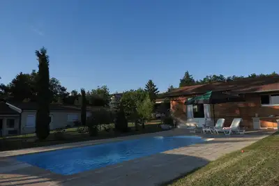 Image de Villa avec piscine et vue dégagée, située vers Lyon. .