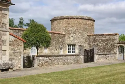 Logis dans l'enceinte du Château