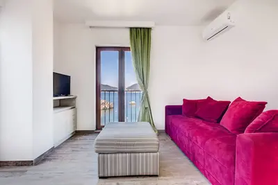 Image de Étage supérieur 2br Appartement avec balcon et vue sur la mer