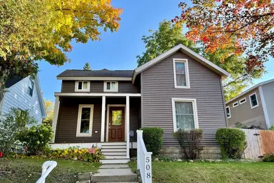 Image de Petoskey Grove est une maison de 3 chambres rénovée située au cœur de Petoskey. Promenez-vous dans les magasins, restaurants et quartier pittoresque du parc Bay Front! Le parc national de Petoskey, la plage et les pistes de ski en hiver sont rapideme. .