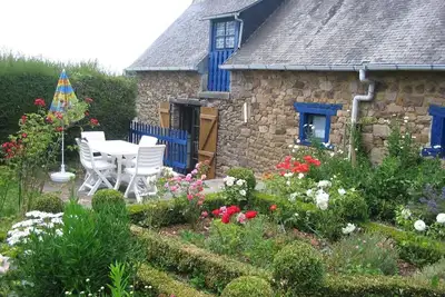 Image de Maison en pierre avec jardin dans environnement idyllique
