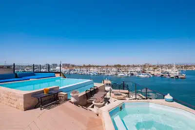 Image de Premier Bay Front & Beach Front Home avec une vue imprenable