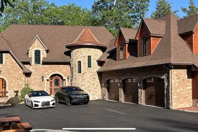 Image de Incroyable, de luxe, un front de lac unique dans les montagnes de Pocono