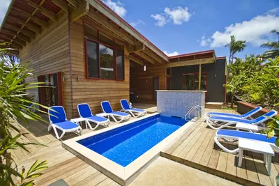 Image de Villa de luxe à l'intérieur des terres de Titikaveka avec vue sur une montagne luxuriante