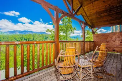 Image de Rénové avec vue sur la montagne, arcade, jacuzzi, table de billard, promenade à la piscine!